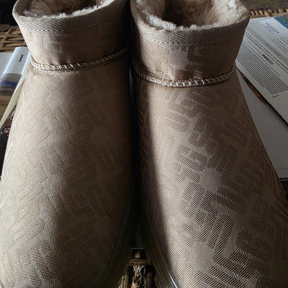 Ugg Tan Winter Boots With Pattern - image 1